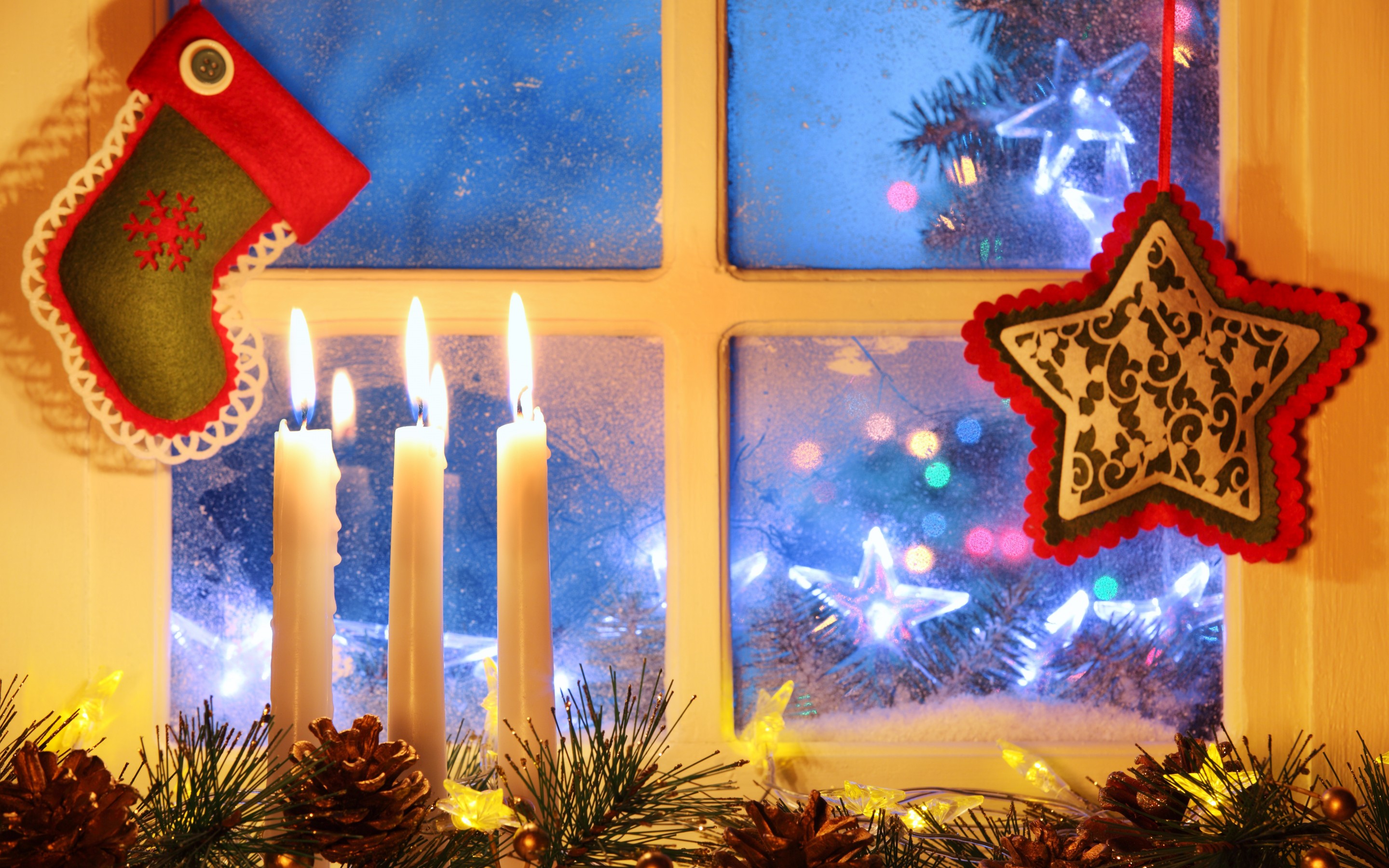 Обои свечи, новый год, окно, рождество, шишки, candles, new year, window, christmas, bumps разрешение 2880x1800 Загрузить