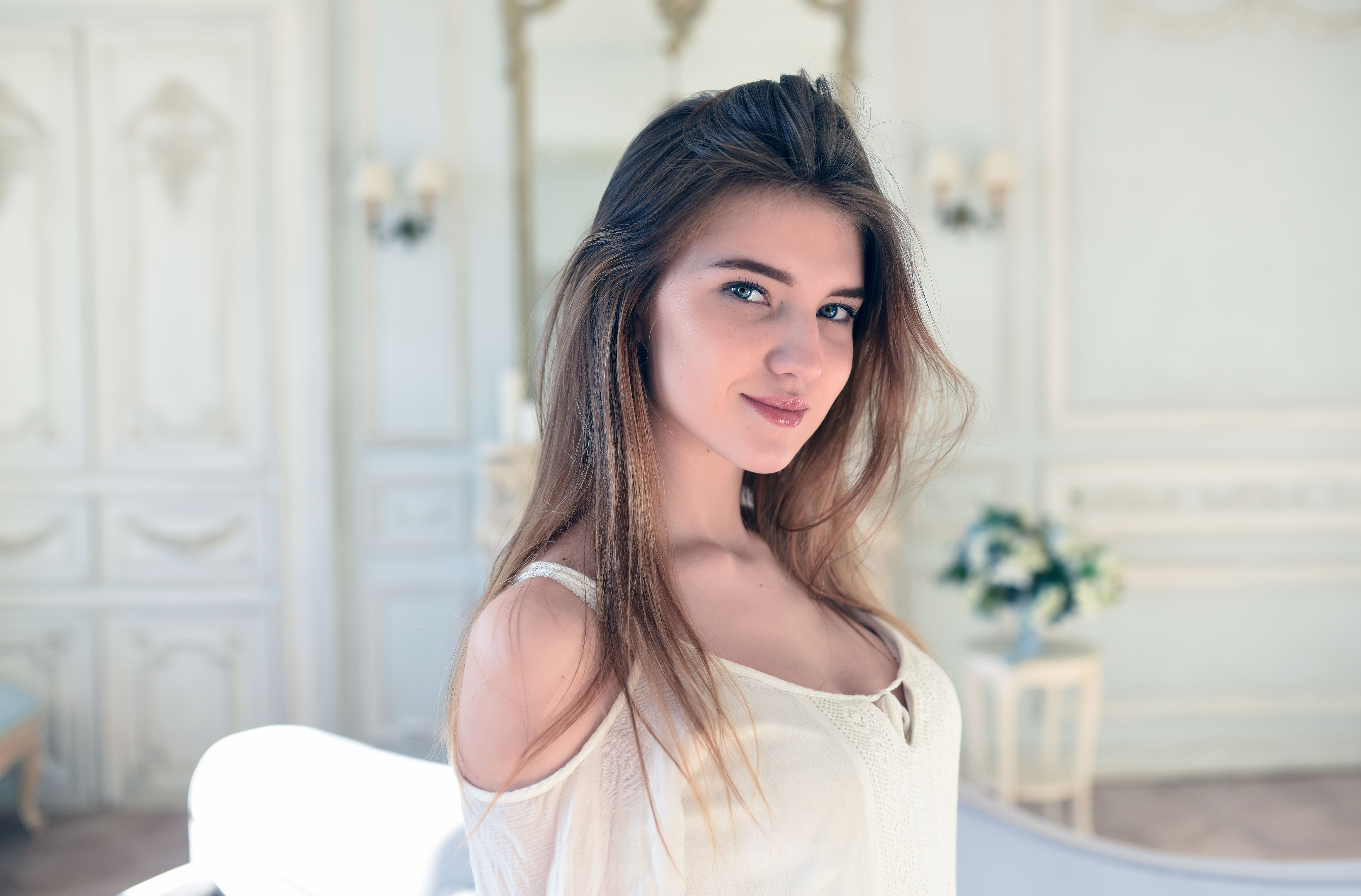 Обои девушка, улыбка, взгляд, модель, волосы, лицо, girl, smile, look, model, hair, face разрешение 7360x4850 Загрузить