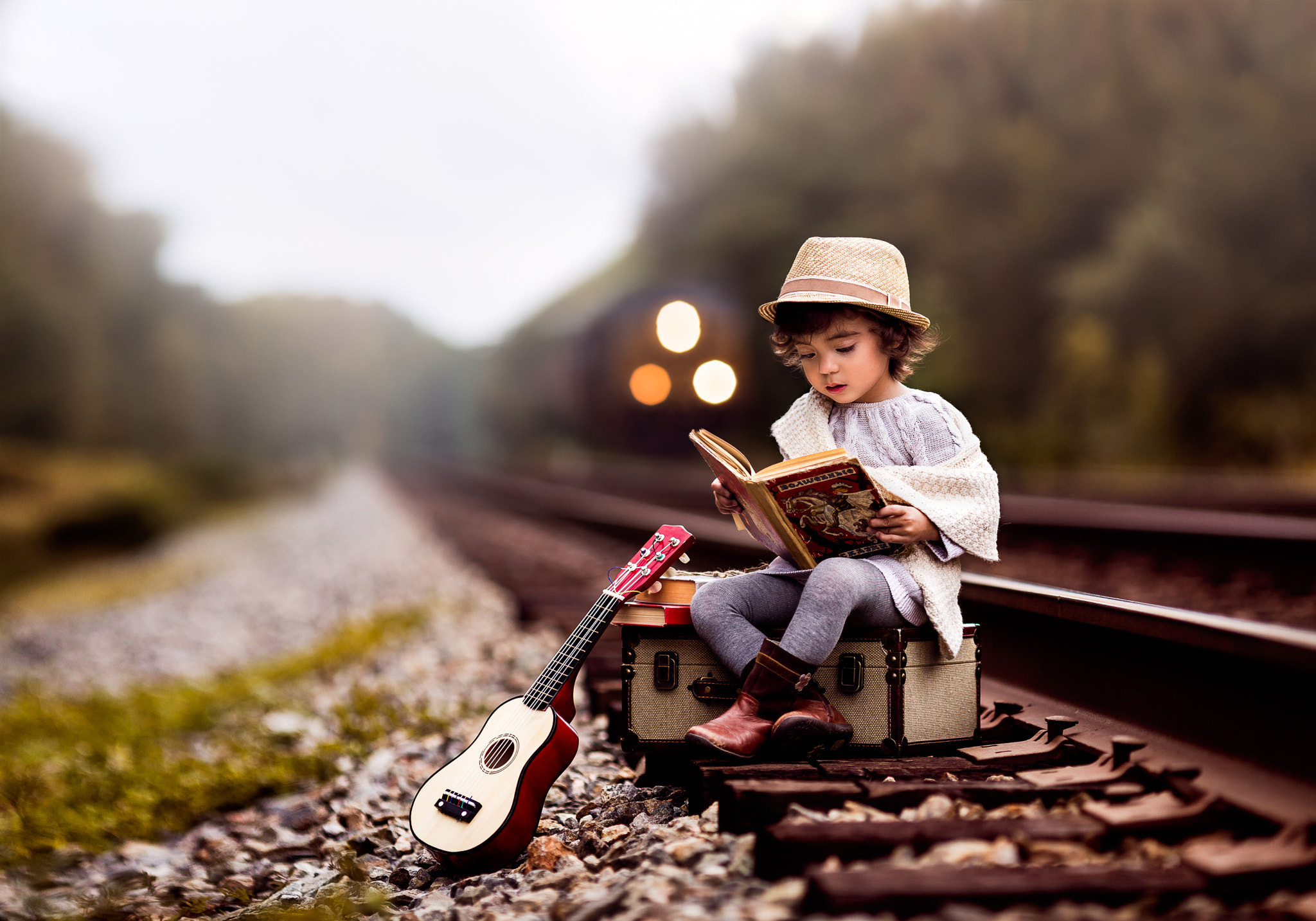 Ребенок с железной дорогой. Железная дорога для детей. На рельсах фотосессия для детей. Мальчик с чемоданом. Фотосессия детей и железной дороге.