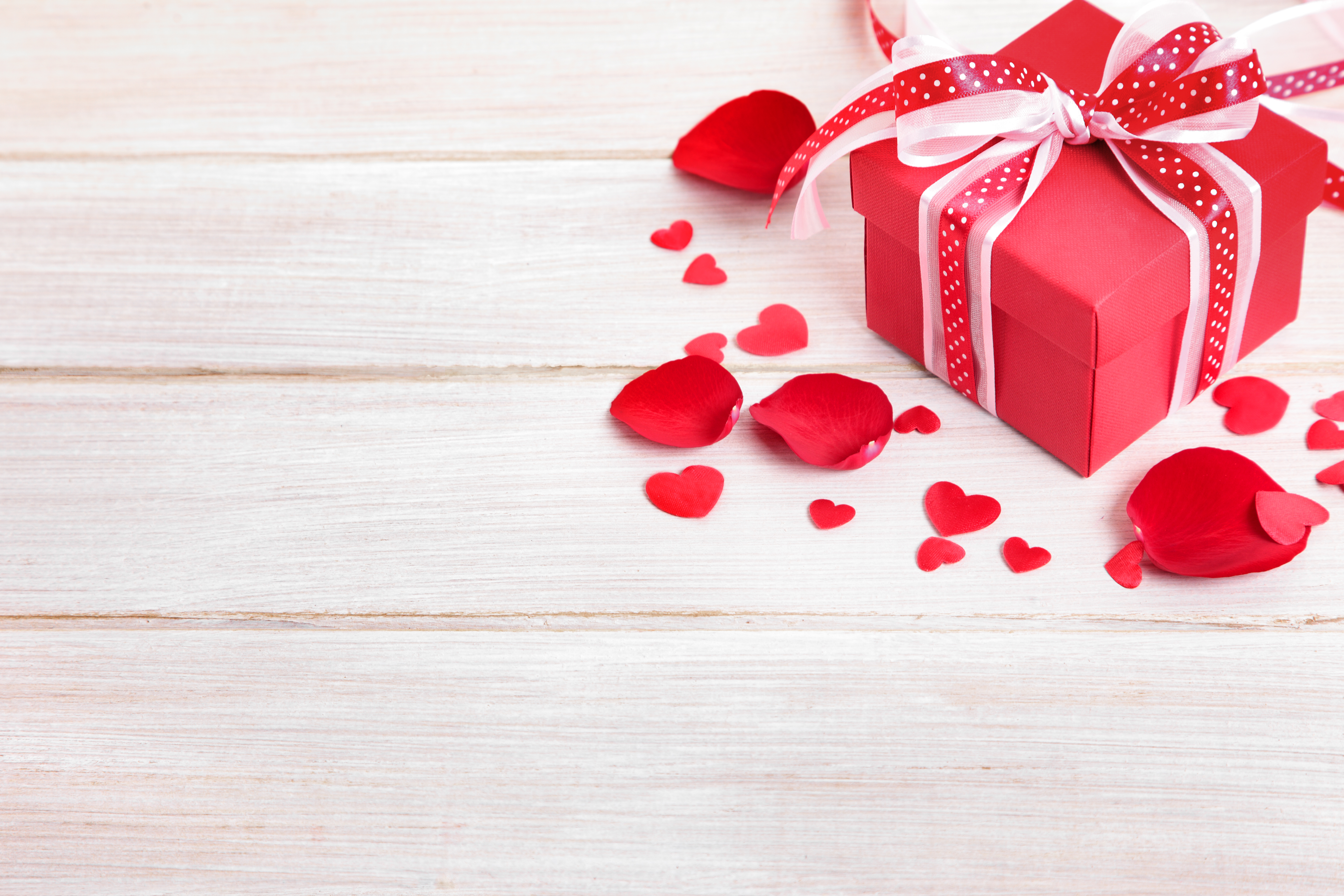 Обои лепестки, подарки, сердце, доски, сердечки, день святого валентина, бантик, валентинов день, petals, gifts, heart, board, hearts, valentine's day, bow разрешение 5616x3744 Загрузить