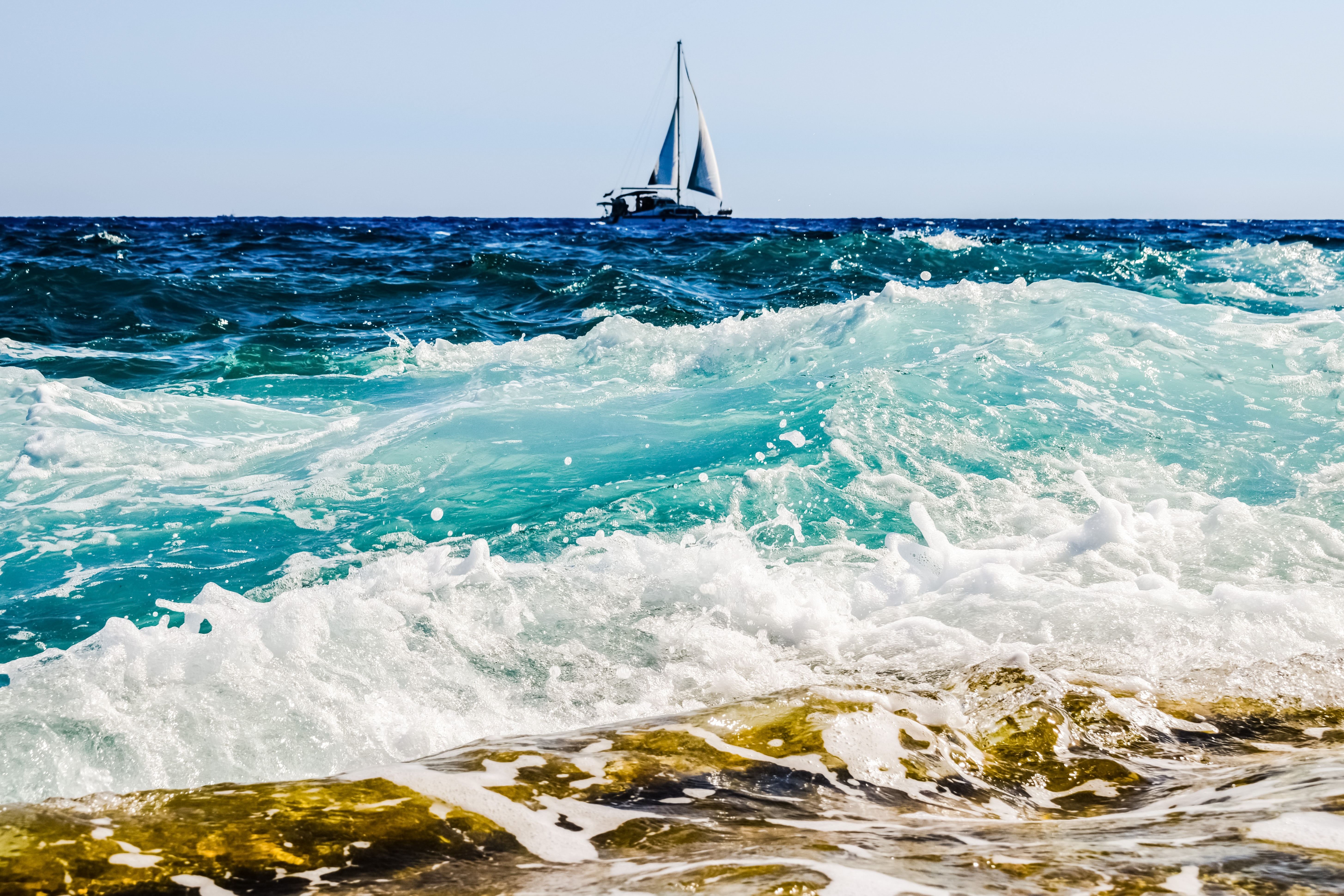 Обои волны, море, горизонт, лодка, прибой, пена, паруса, wave, sea, horizon, boat, surf, foam, sails разрешение 5819x3879 Загрузить