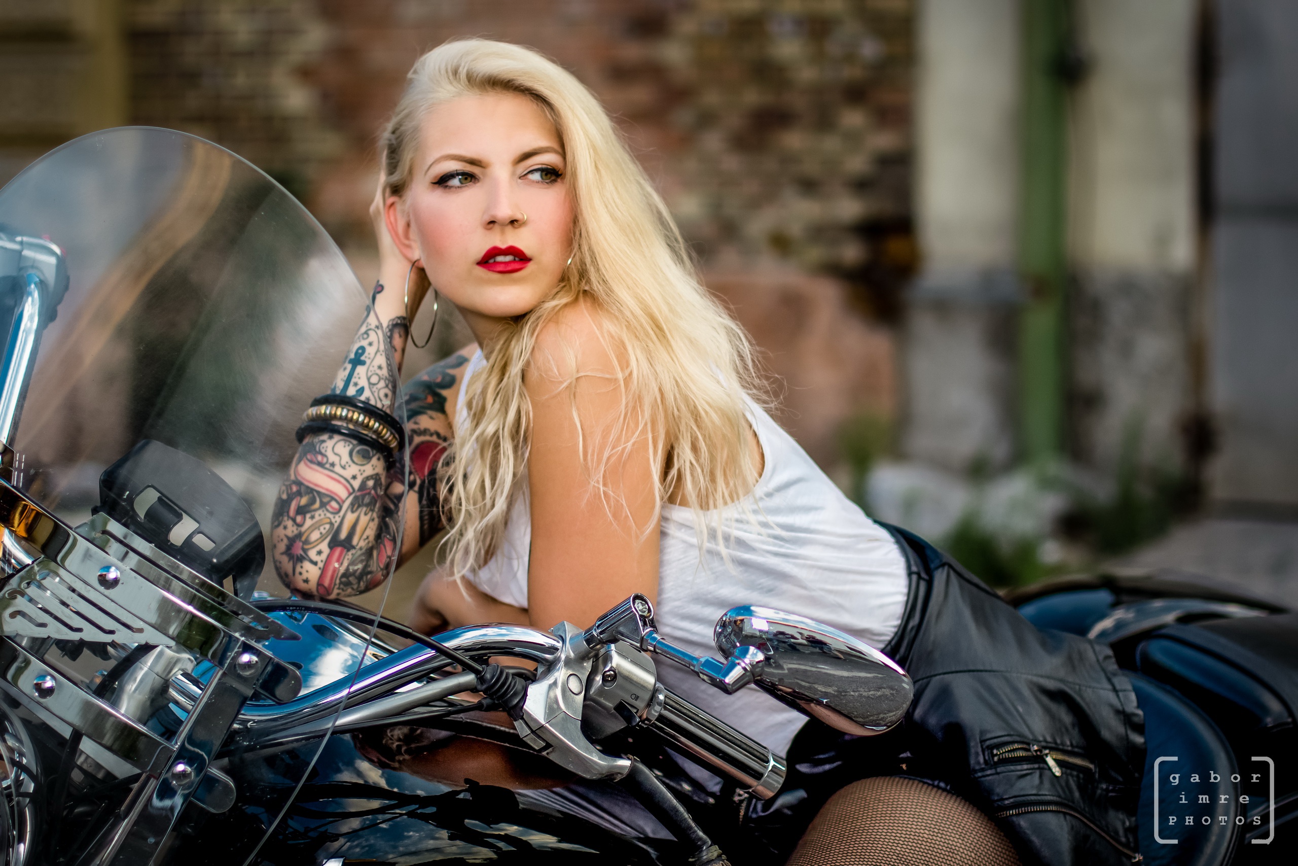...мотоцикл, блондинка, victoria saletros, взгляд, модель, татуировки, воло...