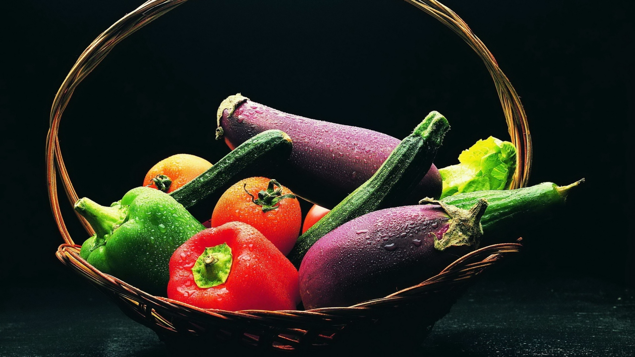 Кашам фруктам овощам. Овощи. Овощи и фрукты. Красивые овощи. Овощи и фрукты на темном фоне.