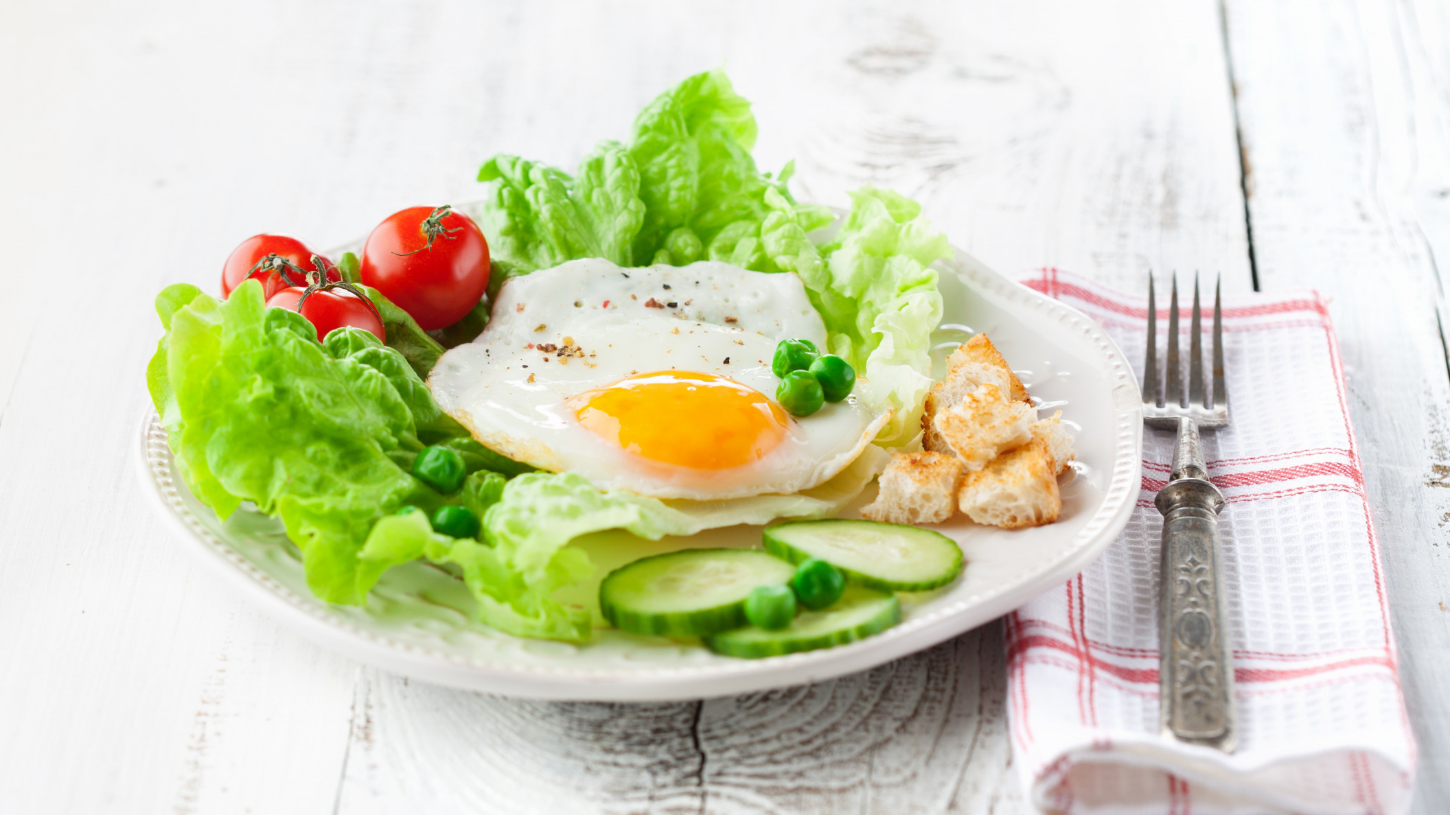 Обои завтрак, помидор, салат, яичница, огурец, breakfast, tomato, salad, scrambled eggs, cucumber разрешение 2112x1188 Загрузить