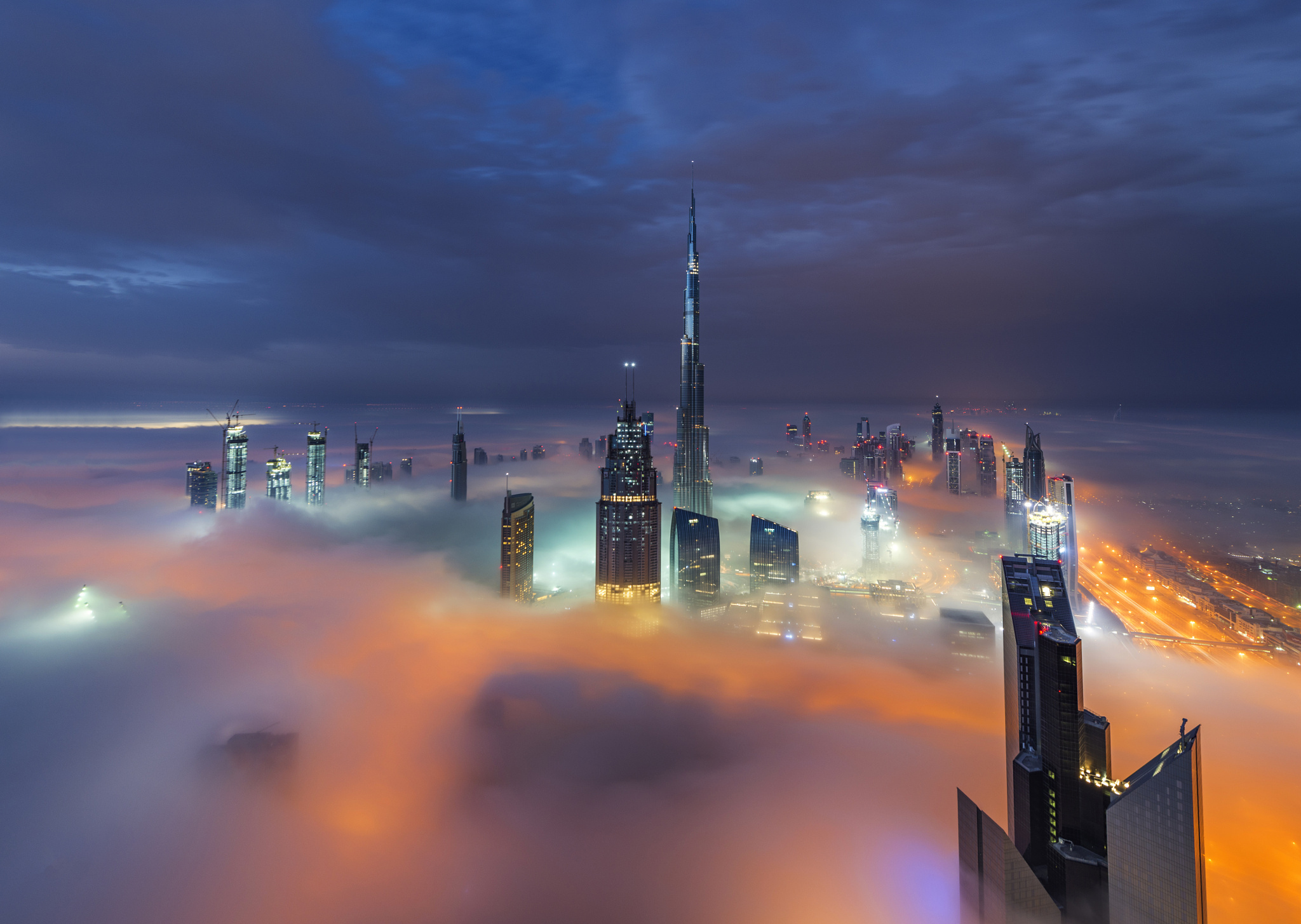 Обои облака, огни, вечер, город, дома, дубай, оаэ, дымка.туман, clouds, lights, the evening, the city, home, dubai, uae, haze.fog разрешение 2048x1455 Загрузить