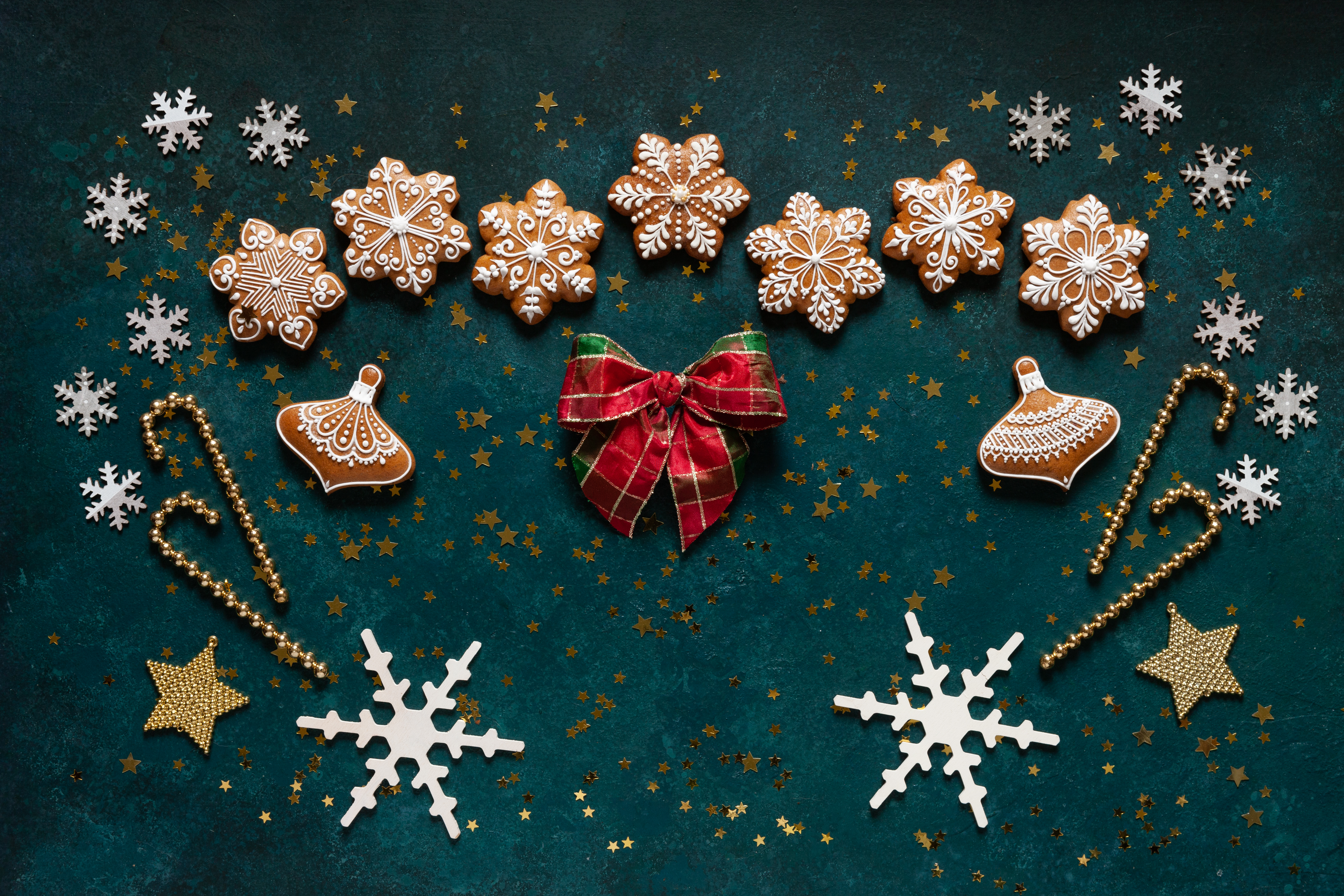 Обои новый год, снежинки, рождество, печенье, бантик, пряники, new year, snowflakes, christmas, cookies, bow, gingerbread разрешение 5548x3699 Загрузить