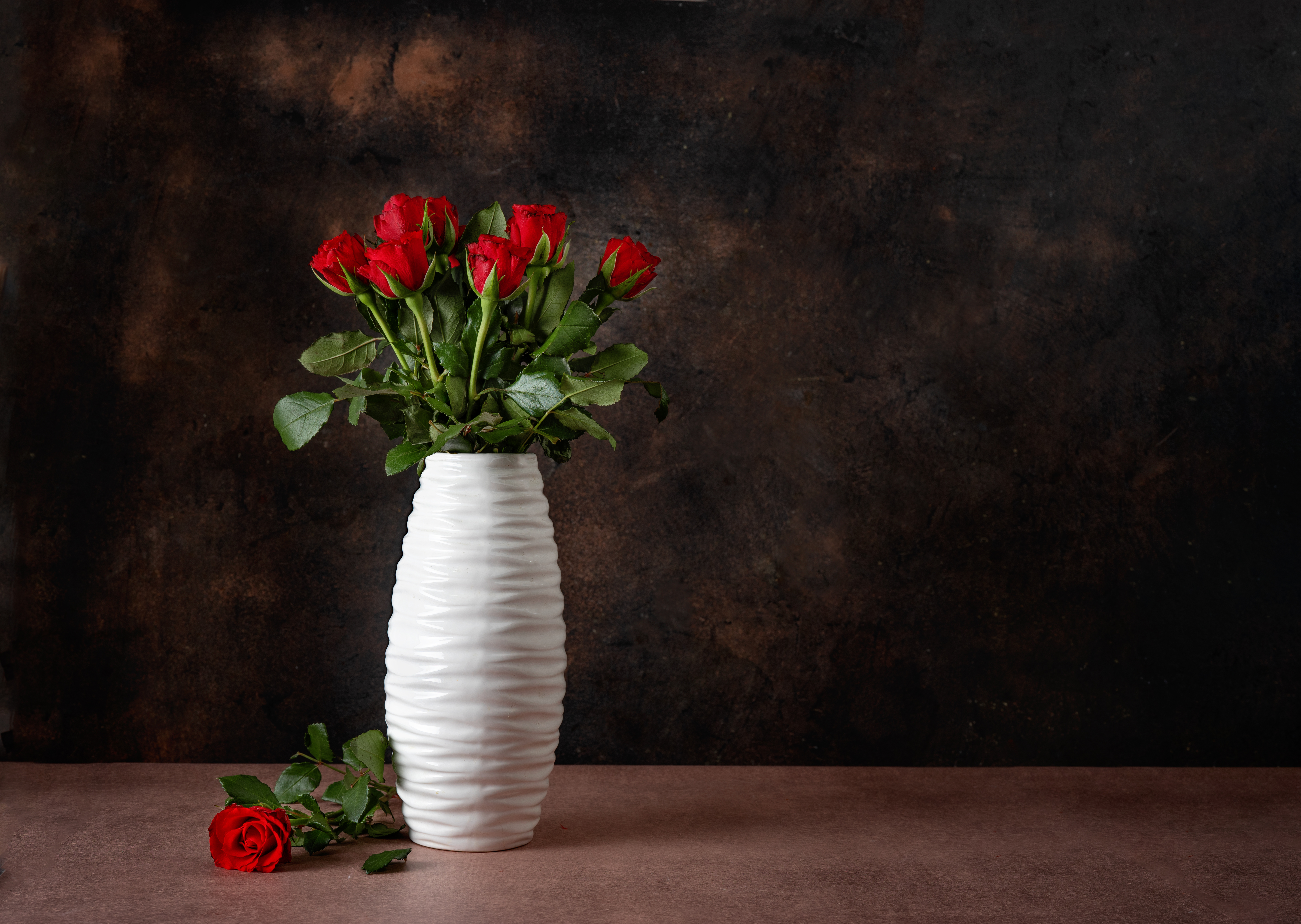 Обои бутоны, розы, красные, букет, ваза, buds, roses, red, bouquet, vase разрешение 5632x4000 Загрузить