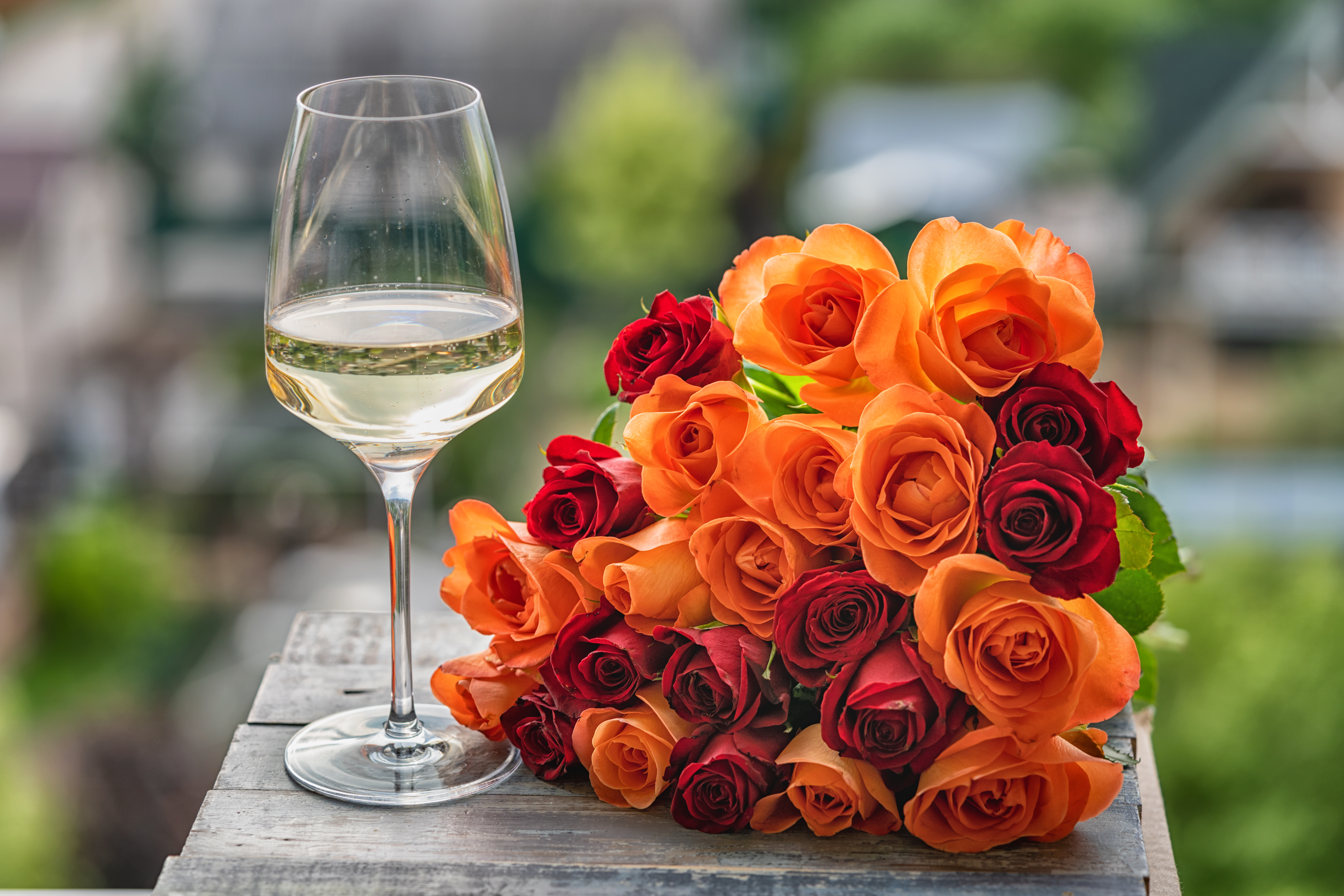 С днем рождения бокал вина. Цветы на столе букет. Шампанское и розы. Красивые букеты на фужерах. Букет "Вечерний".