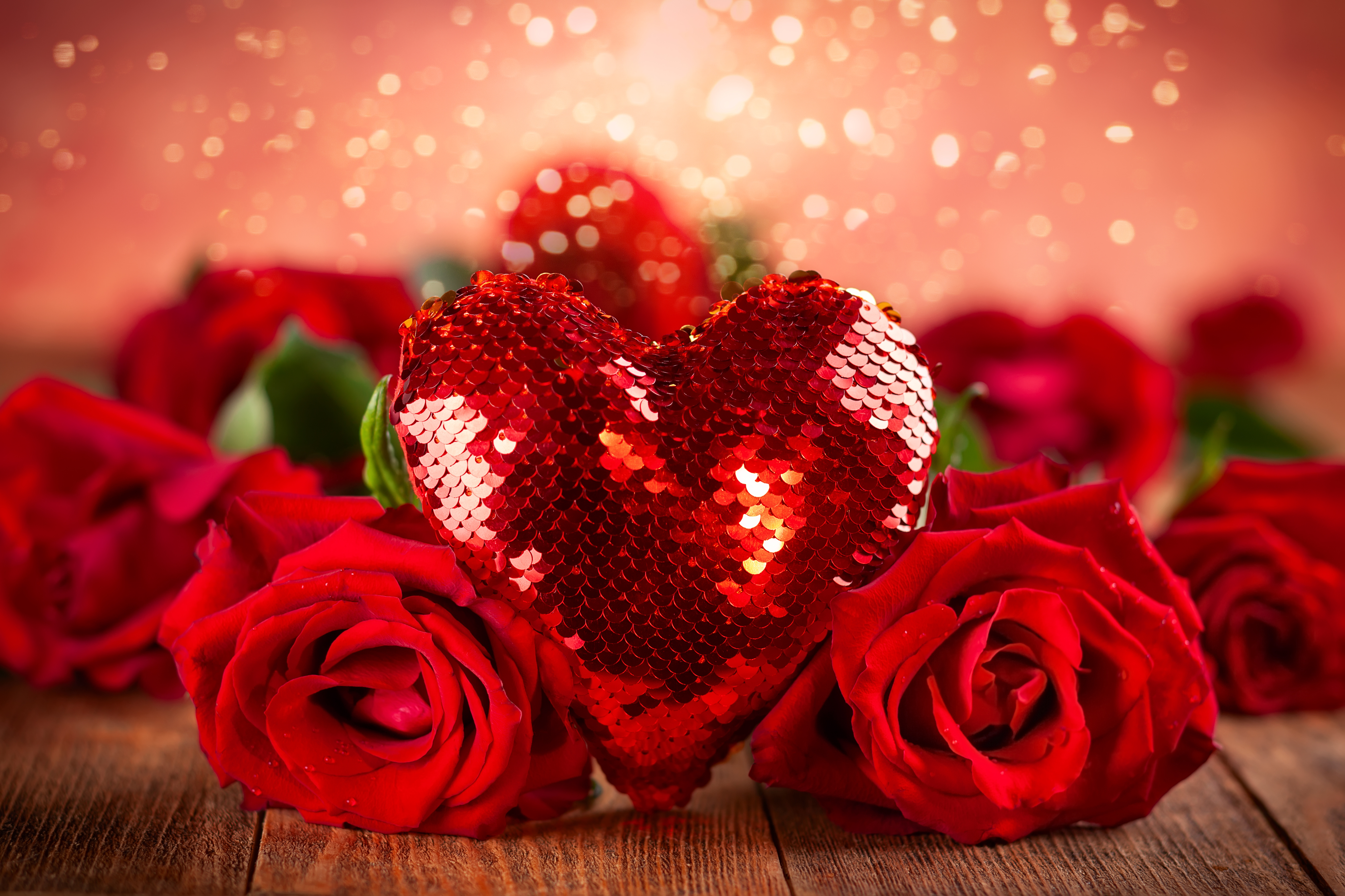 Обои сердце, блеск, любовь, подарок, красные розы, любовь сердце, heart, shine, love, gift, red roses разрешение 5524x3683 Загрузить