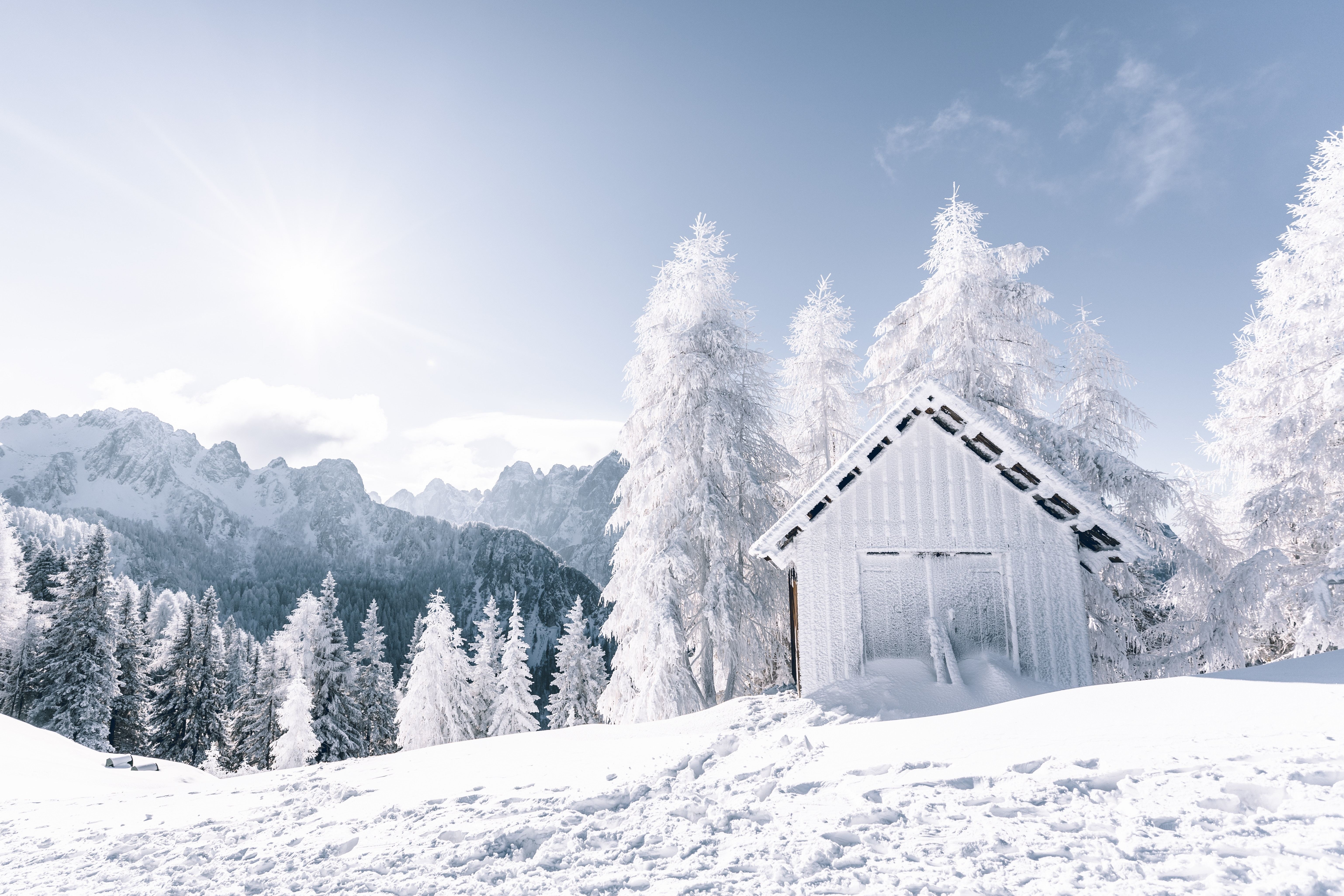 Горы снег дома. Снежные горы. Заснеженный домик в горах. Горы зима. Дом в горах.